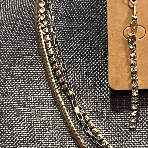 Mixed Metals Necklace Set. - Picture 4 of 4